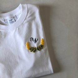 【手刺繍】受注制作 ミモザ×イニシャルオーダー刺繍Tシャツ　刺繍箇所:胸 4枚目の画像