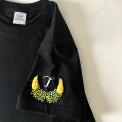 【手刺繍】受注制作 ミモザ×イニシャルオーダー刺繍Tシャツ　刺繍箇所:袖 4枚目の画像