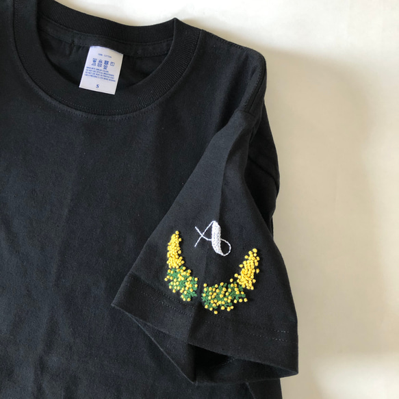 【手刺繍】受注制作 ミモザ×イニシャルオーダー刺繍Tシャツ　刺繍箇所:袖 5枚目の画像