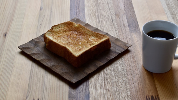 廃材木を使ったトースト皿 season1 (オニグルミ鉄媒染仕様) 2枚目の画像