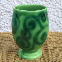 フレッシュグリーンにグリーンの唐草模様　涼し気なグラス　Hanen ワイングラス　聖杯4KP4VE 1枚目の画像