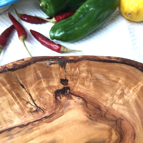 お豆さんのようなころりとしたフォルム　オリーブの木　くりぬきボウル 6枚目の画像