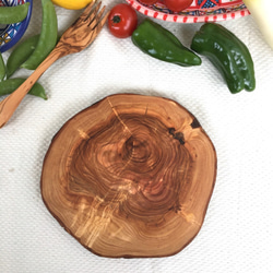 用於切菜板，盤子和盆子橄欖木圓形帶皮切板 第1張的照片