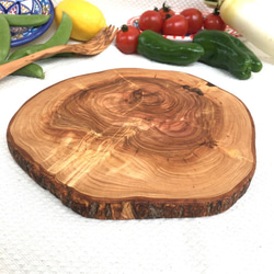 用於切菜板，盤子和盆子橄欖木圓形帶皮切板 第2張的照片
