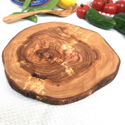 用於切菜板，盤子和盆子橄欖木圓形帶皮切板 第5張的照片