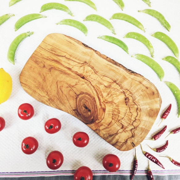 ◆オリーブの表皮と木目の調和が素敵すぎるカッティングボード 1枚目の画像