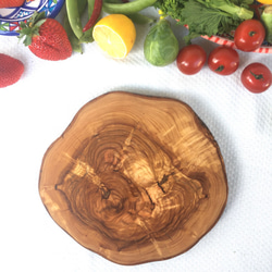 切成薄片的橄欖樹切菜板，帶有復雜的年輪，讓您有更多的歷史 第1張的照片