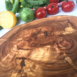 切成薄片的橄欖樹切菜板，帶有復雜的年輪，讓您有更多的歷史 第4張的照片