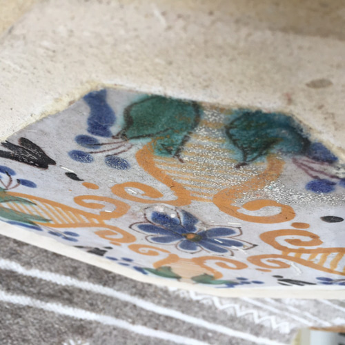 17世紀ごろのアンティークタイル ブルーのお花と竪琴のハーモニー 