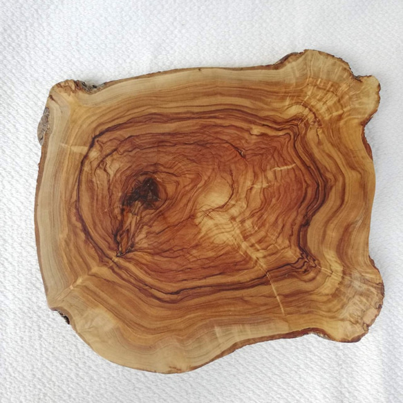 オリーブの木の輪切り　カッティングボード　皮つき 2枚目の画像