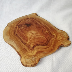 オリーブの木の輪切り　カッティングボード　皮つき 4枚目の画像