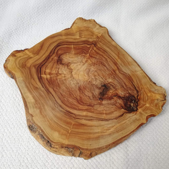 オリーブの木の輪切り　カッティングボード　皮つき 7枚目の画像
