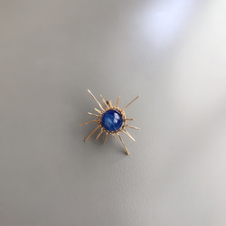 < 光芒 >藍晶石 14k銅鍍金繞線編製耳釘式耳環 單隻 第9張的照片