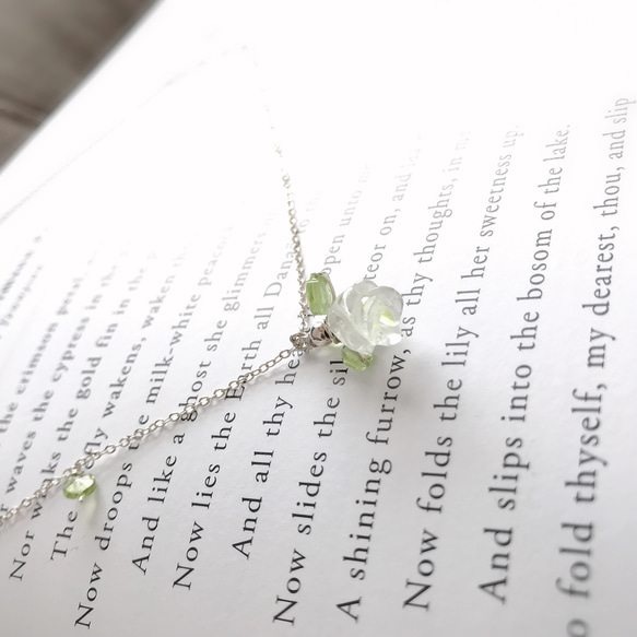 白水晶玫瑰花 x 橄欖石 s925純銀項鍊 第3張的照片
