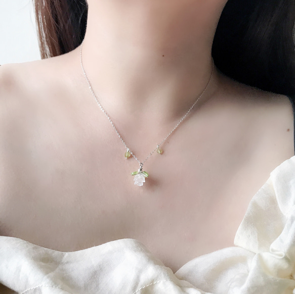 白水晶玫瑰花 x 橄欖石 s925純銀項鍊 第4張的照片