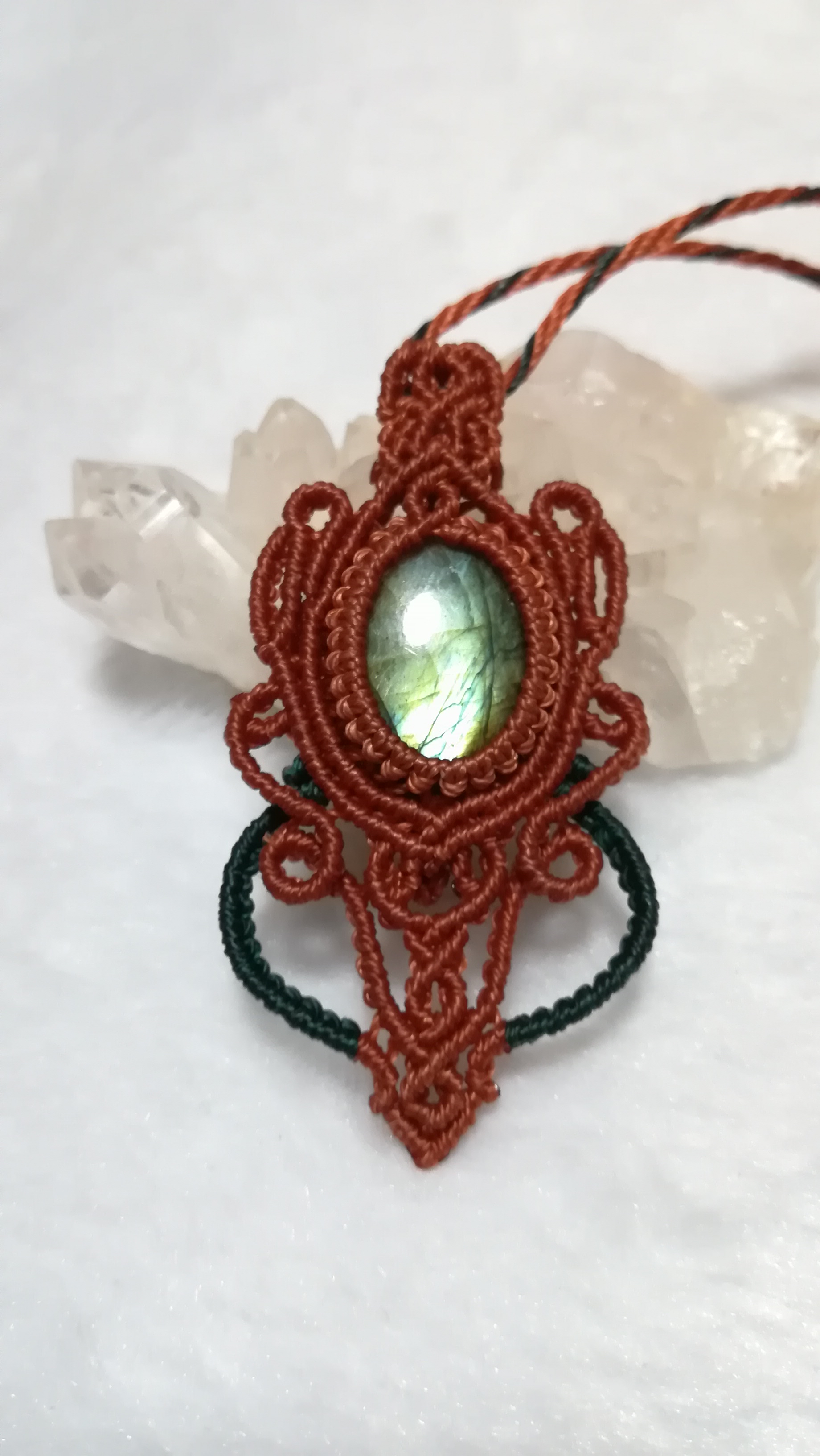 ラブラドライトのマクラメペンダント