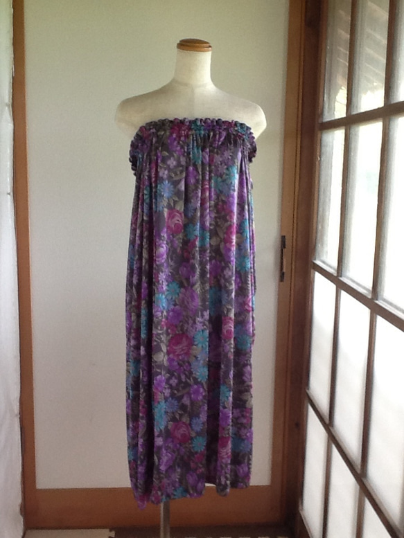 グレーに紫、ピンク、ブルーの花が可愛いロングギャザースカート 3枚目の画像