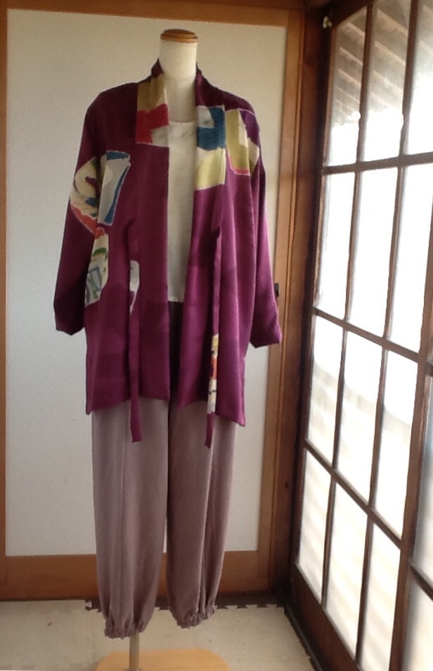 紫に模様が素敵な羽織る感覚のコート