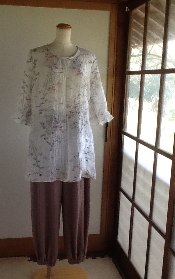 白の麻に墨色と赤の小花が素敵なチュニック