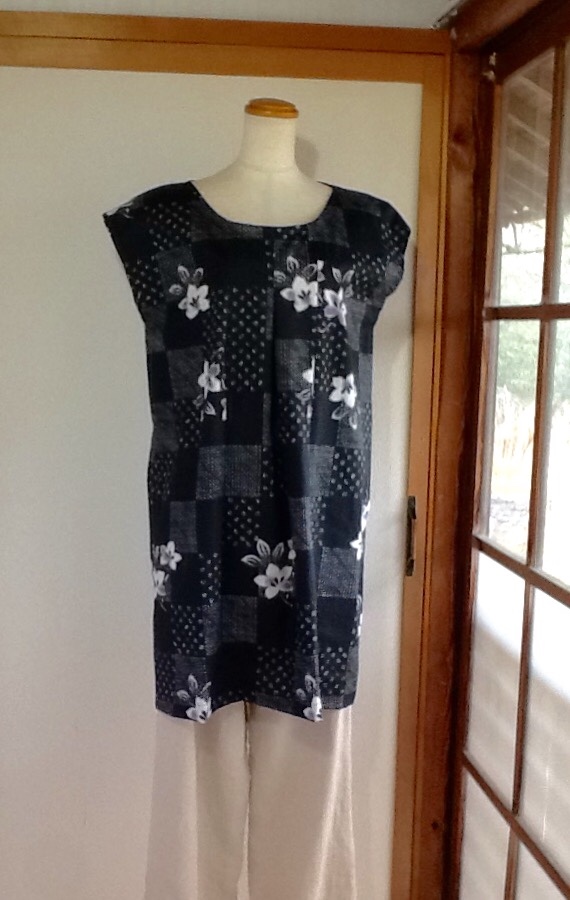 黒地に白のお花の模様が素敵なチュニック