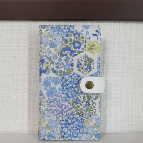 リバティ“パッチワーク ストーリーズ” 手帳型スマホケース (概ね 