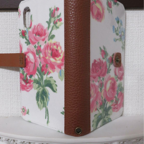 Laura Ashley ローラアシュレイ ”Bunched Roses” 手帳型スマホケース 