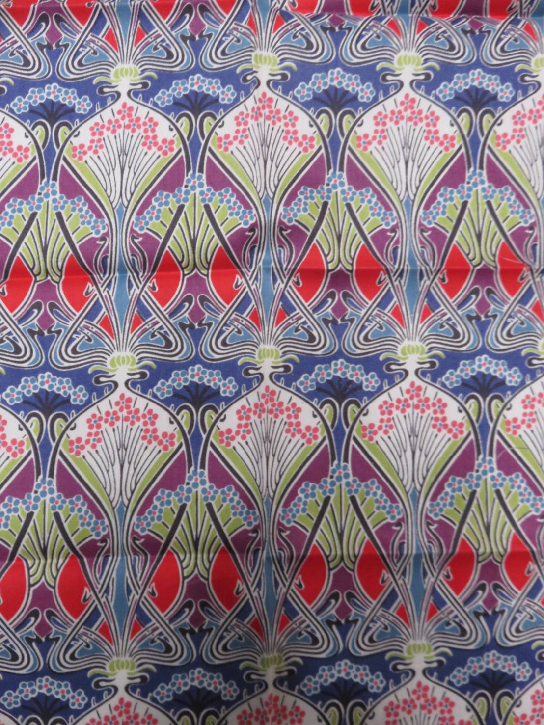 リバティ“ストロベリーシーフ” 留め具無 手帳型スマホケース (概ね全  