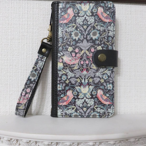 リバティ“ストロベリーシーフ いちご泥棒” 手帳型スマホケース (概ね全