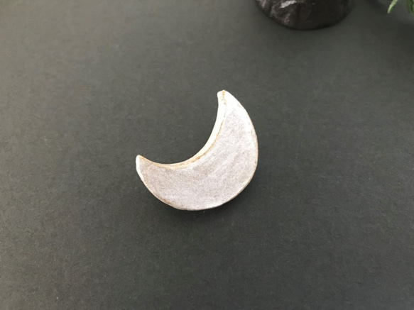 月のブローチ／SV 2枚目の画像