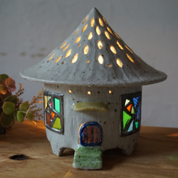 ムーミンが住んでそうな、とんがり屋根のお家ランプ 陶とステンドグラスの家型ランプ 1枚目の画像