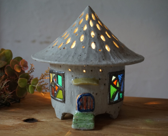 ムーミンが住んでそうな、とんがり屋根のお家ランプ 陶とステンドグラスの家型ランプ 1枚目の画像