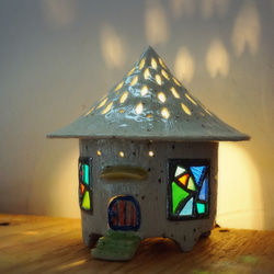 ムーミンが住んでそうな、とんがり屋根のお家ランプ 陶とステンドグラスの家型ランプ 3枚目の画像