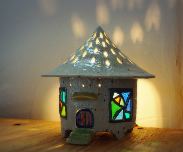 ムーミンが住んでそうな、とんがり屋根のお家ランプ 陶とステンドグラスの家型ランプ 3枚目の画像