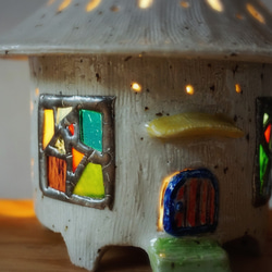 ムーミンが住んでそうな、とんがり屋根のお家ランプ 陶とステンドグラスの家型ランプ 6枚目の画像