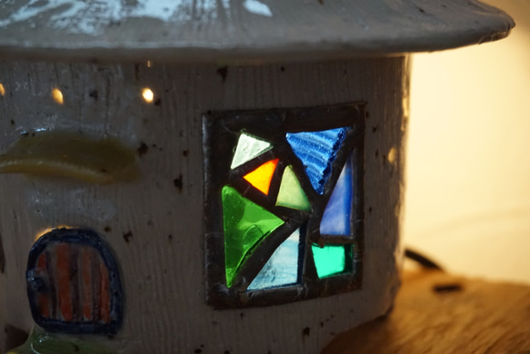 ムーミンが住んでそうな、とんがり屋根のお家ランプ 陶とステンドグラスの家型ランプ 8枚目の画像