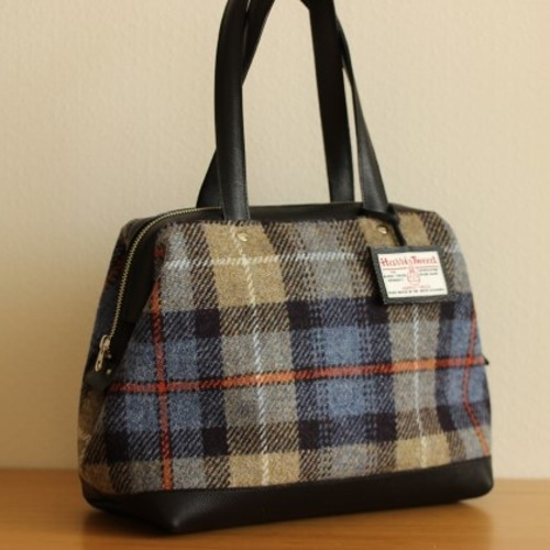 ハリスツィードのボストンバッグ（ブルー＆オークのタータンチェック  