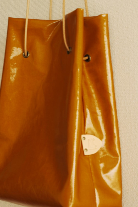 【新作】ラミネートバッグ(黄土色に近いオレンジ） 2枚目の画像