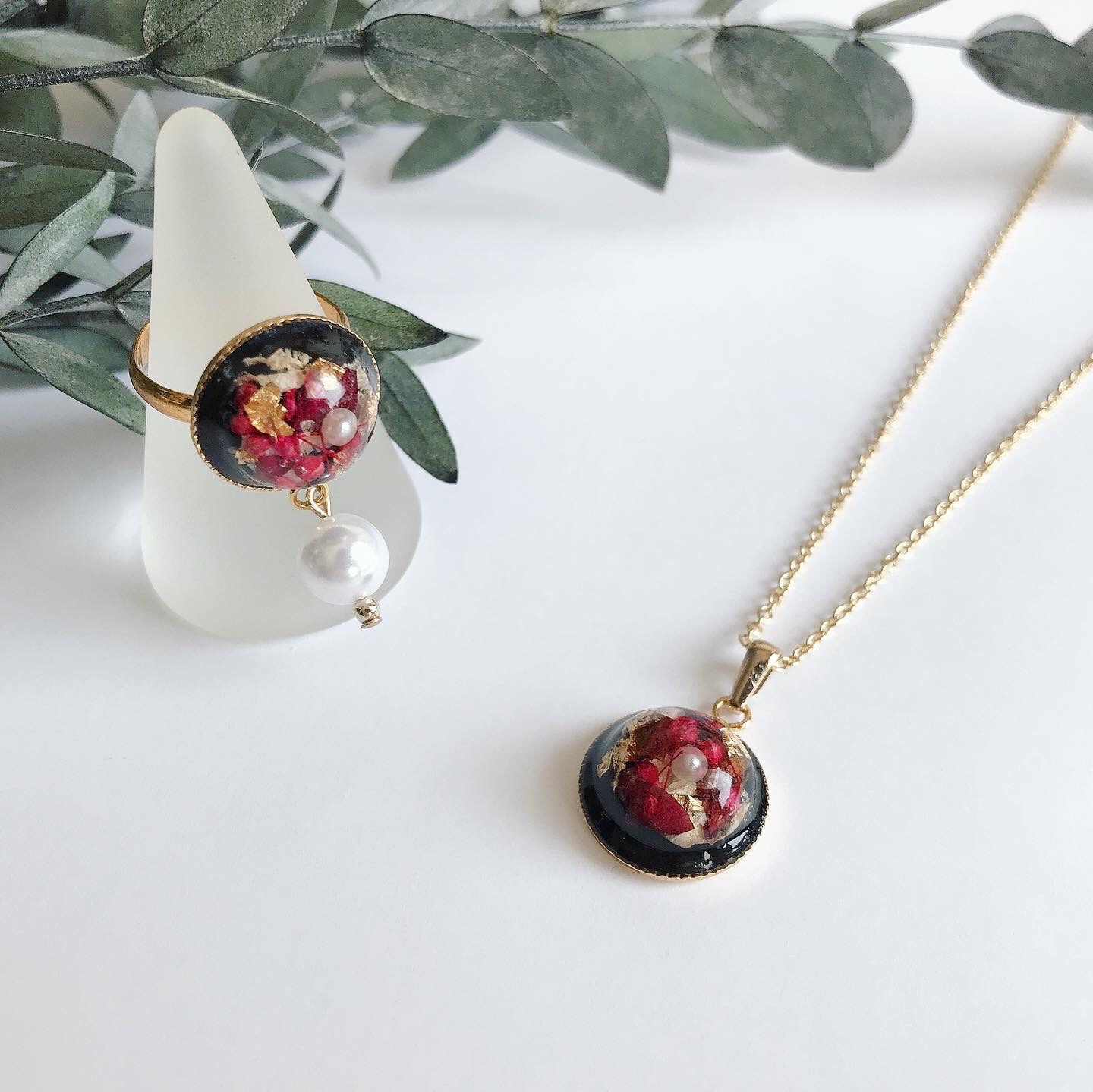 母の日にも！真っ赤なバラのアクセサリーセット 4,050円