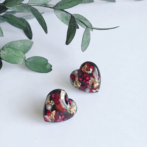 小ぶりなボタニカルブラックハートピアス/イヤリング ピアス（スタッド  