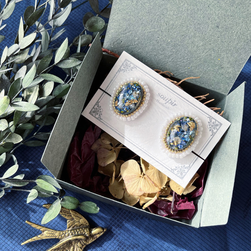 大ぶりレジンとビーズ刺繍のイヤリング イヤリング・ノンホールピアス