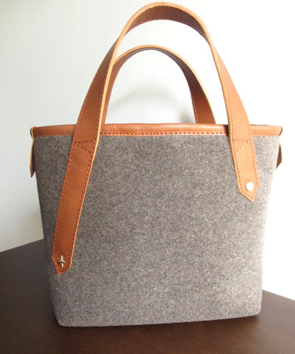 ☆sale ☆　トートバッグ・フェルト／革・Sサイズ　＜SS tote felt＞ 1枚目の画像