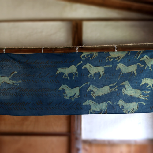 再販 :| 天然藍の手染め手ぬぐい 草原の馬 ハンカチ・手ぬぐい かぜつ