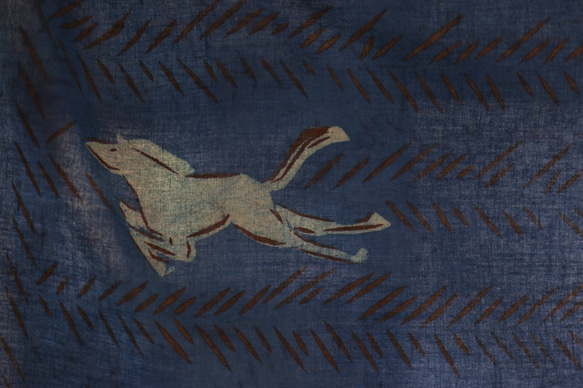 |: 再販 :| 天然藍の手染め手ぬぐい 草原の馬 3枚目の画像