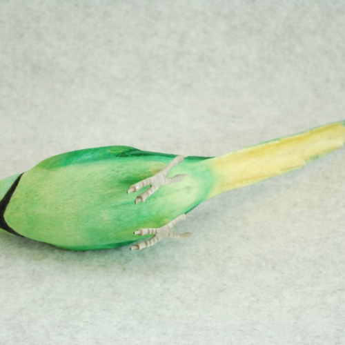 羊毛フェルト　ハンドメイド　ドアからワカケホンセイインコ 羊毛フェルト ハンドメイド ドアからワカケホンセイインコ