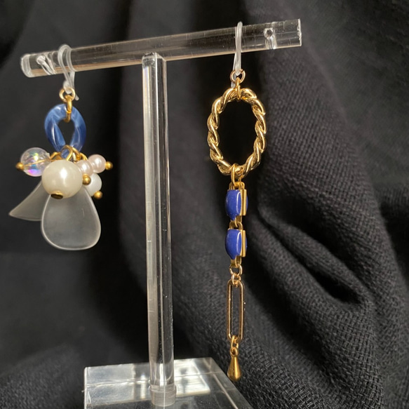 【SALE】アシンメトリーシリーズ 花びら 青 ピアス 3枚目の画像