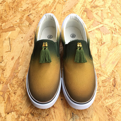 385×綠米色滑動運動鞋具有流蘇 第1張的照片