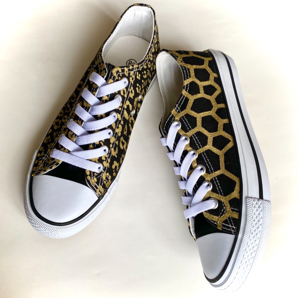 スニーカー 〈BLACK＆WHITE〉giraffe AND leopard sneakers【受注制作】 1枚目の画像