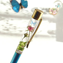 【展示品】青い蝶とバラ(ローズ)植物標本 ラメ入り  ハーバリウムボールペン 3枚目の画像