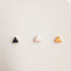 小さい三角ピアス(ブラック×ホワイト×ゴールド) 2枚目の画像