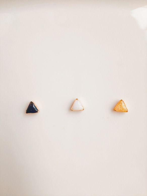 小さい三角ピアス(ブラック×ホワイト×ゴールド) 2枚目の画像